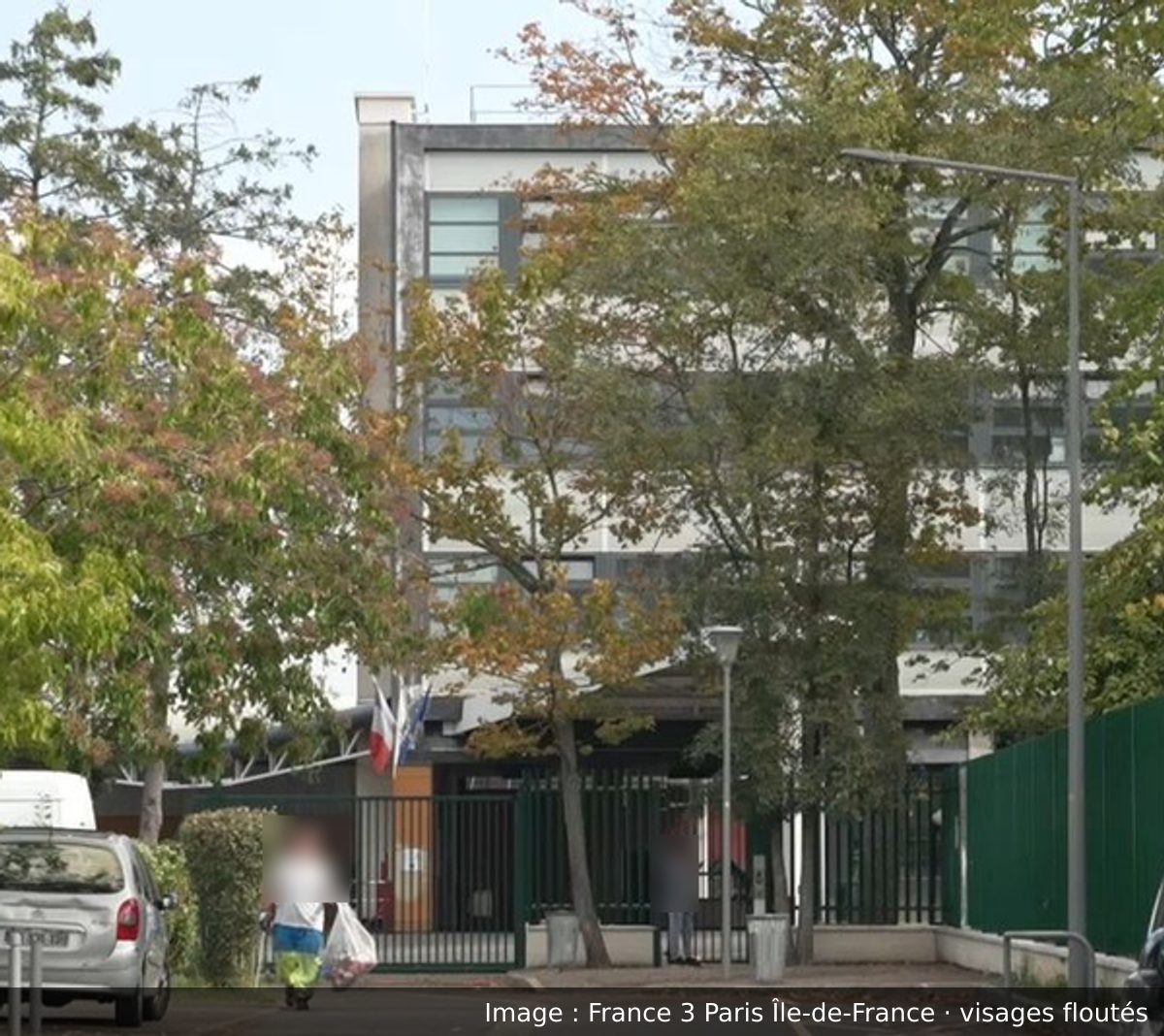 Image de la scène : Saint-Ouen-l'Aumône : un lycéen de 14 ans filmé donnant un coup de pied à une policière ; le parquet parle de coups
