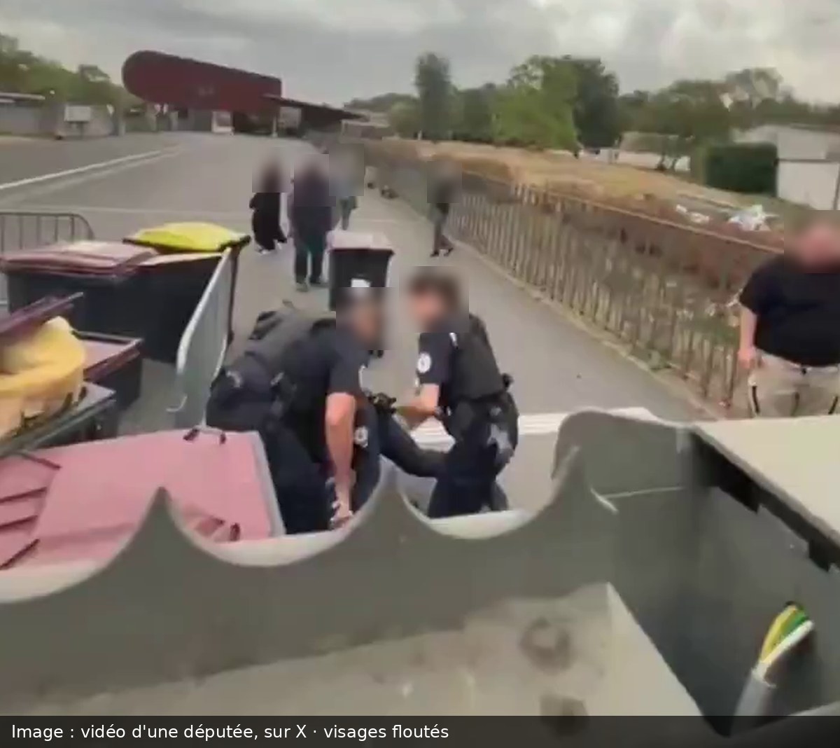Image de la scène : À Savigny-sur-Orge, un élève plaqué au sol par des policiers dans l'enceinte du lycée Monge, selon une députée