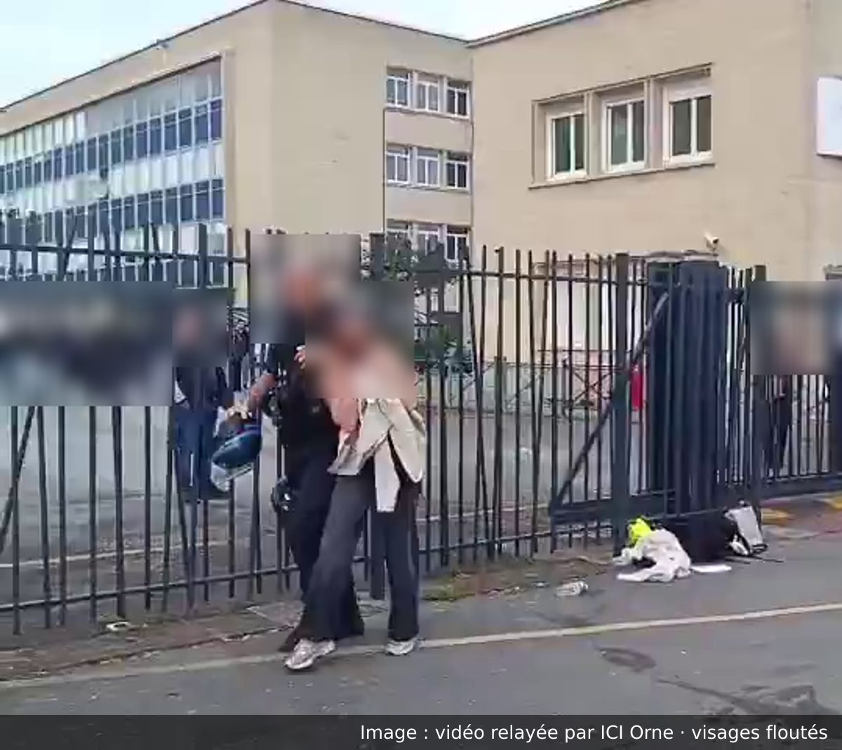 Image de la scène : Une lycéenne filmée maîtrisée au niveau du cou par un policier devant le lycée Leclerc-Navarre