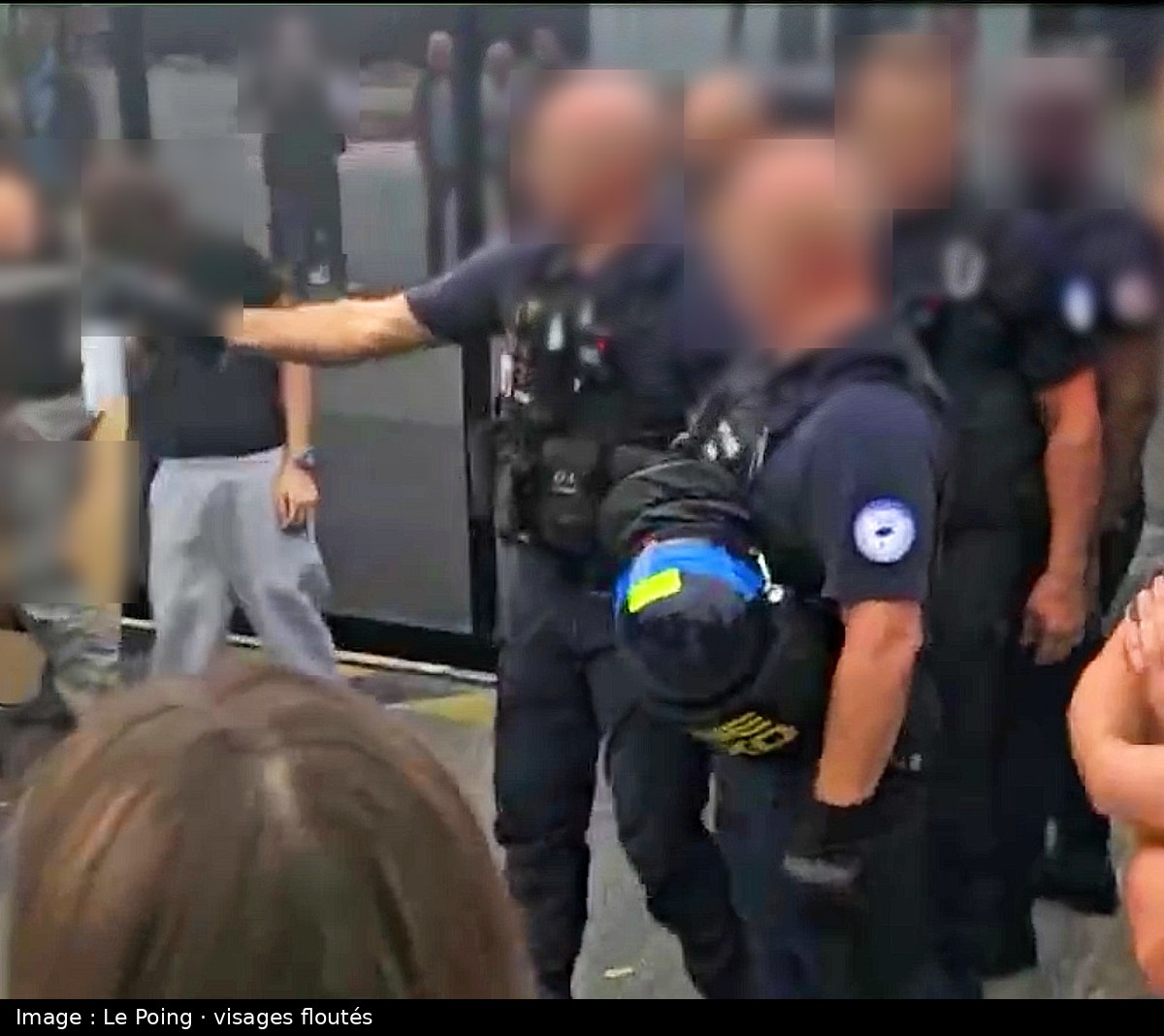 Image de la scène : À Montpellier, lycéens bousculés et gazés à la gazeuse à main devant le lycée Jean-Monnet lors d'un blocus (police : aucune violence)