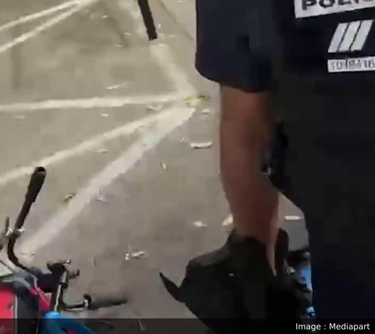 Image de la scène : À Nîmes, un cycliste de 21 ans porte plainte contre des policiers postés près du lycée Frédéric-Mistral bloqué