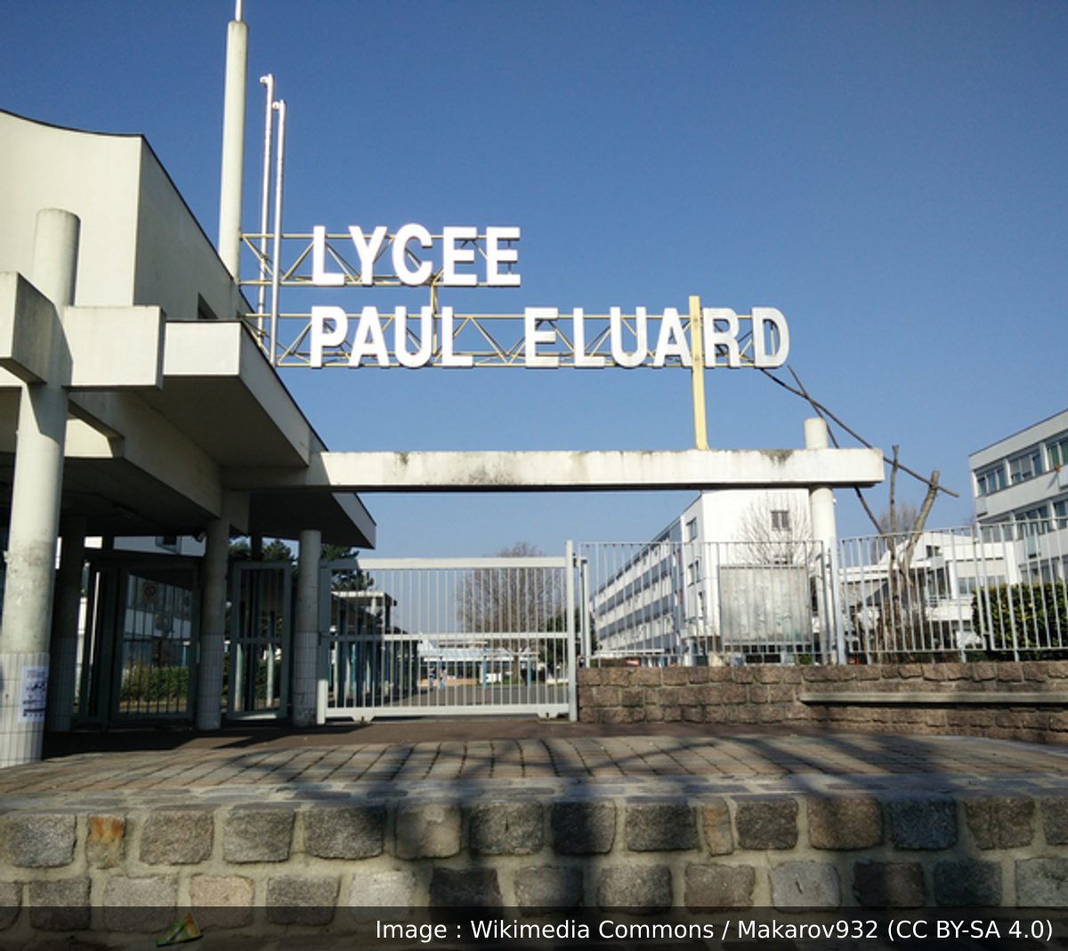 Image de la scène : Saint-Denis : charges de CRS, lacrymogènes et voiture accélérant parmi les lycéens devant le lycée Paul-Éluard