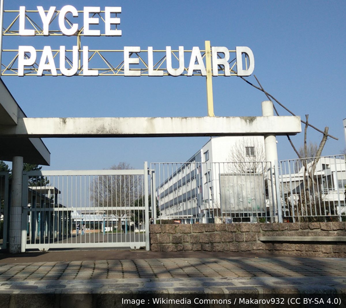 Image de la scène : Saint-Denis : mortier vers les policiers, pavés et voiture d'une policière en civil dégradée devant le lycée Paul-Éluard
