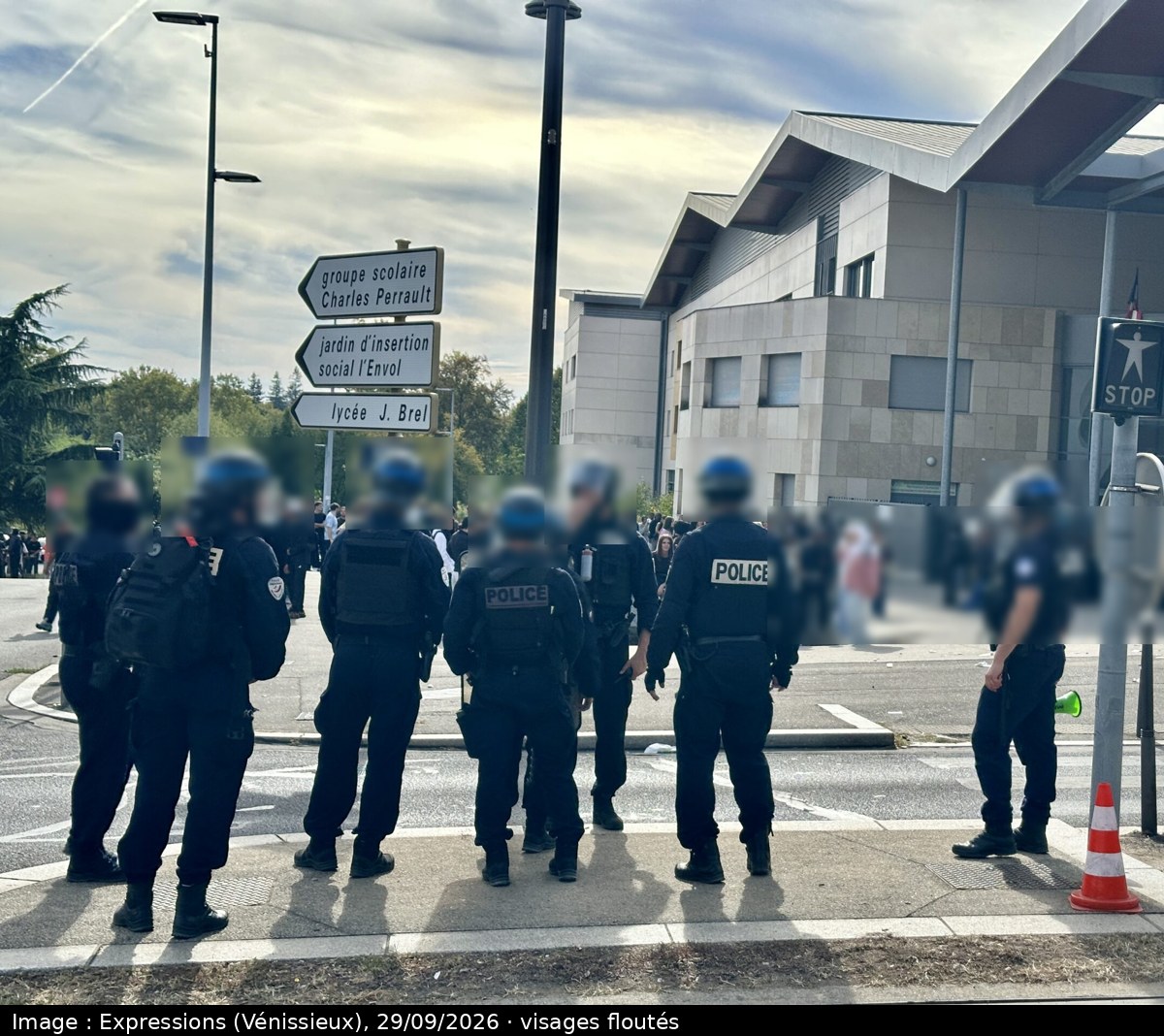 Image de la scène : À Vénissieux, des personnels dénoncent des interpellations violentes d'élèves devant le lycée Jacques-Brel