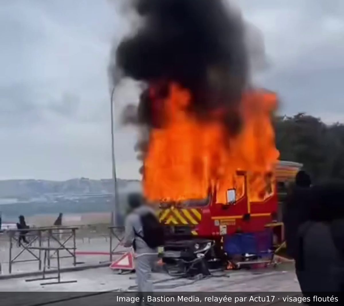 Image de la scène : Un camion des marins-pompiers pillé puis incendié devant le lycée Saint-Exupéry, à Marseille