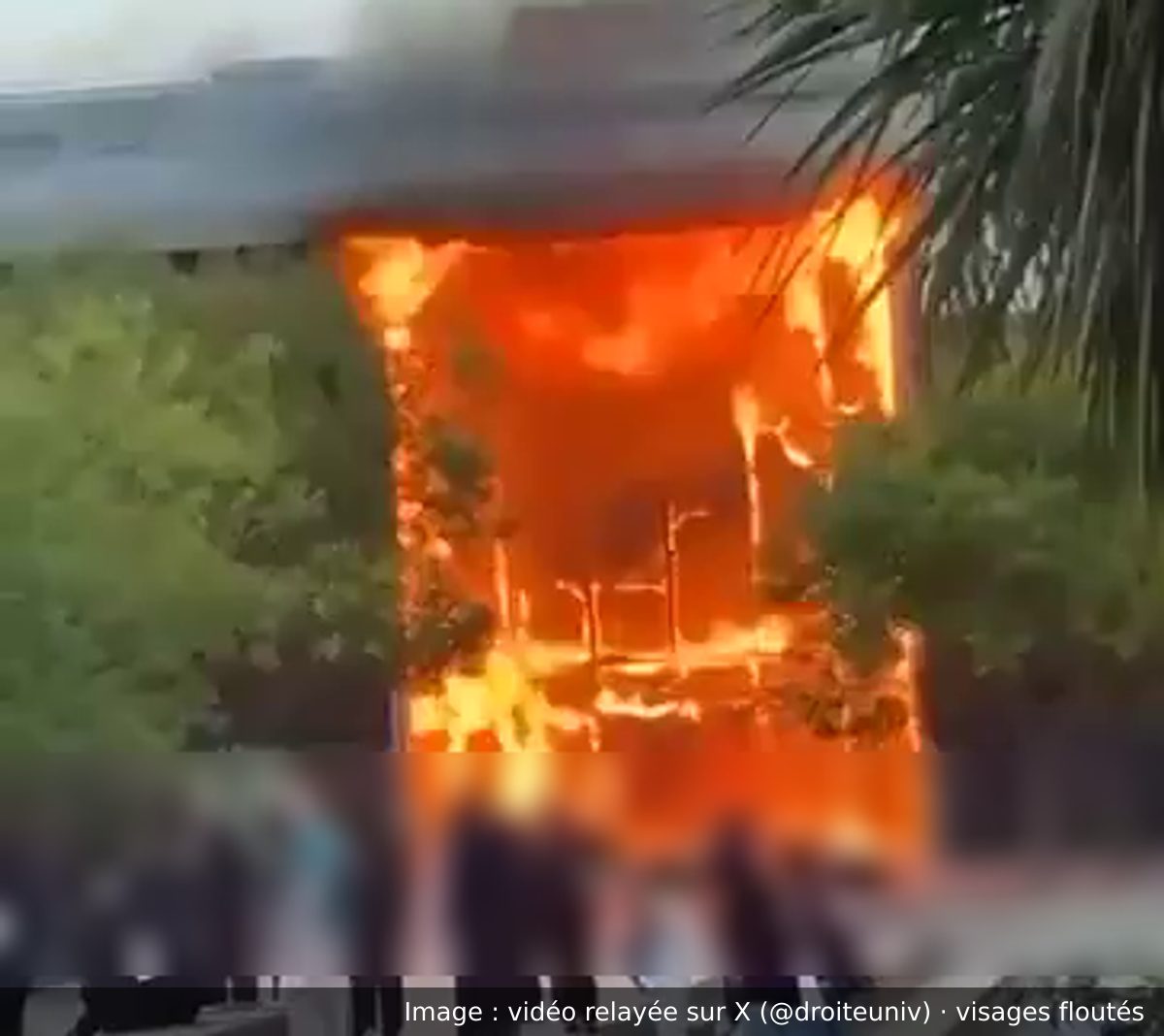 Image de la scène : À Nantes, le hall et la verrière du lycée Nelson-Mandela incendiés pendant un blocus, un incendie volontaire selon le rectorat