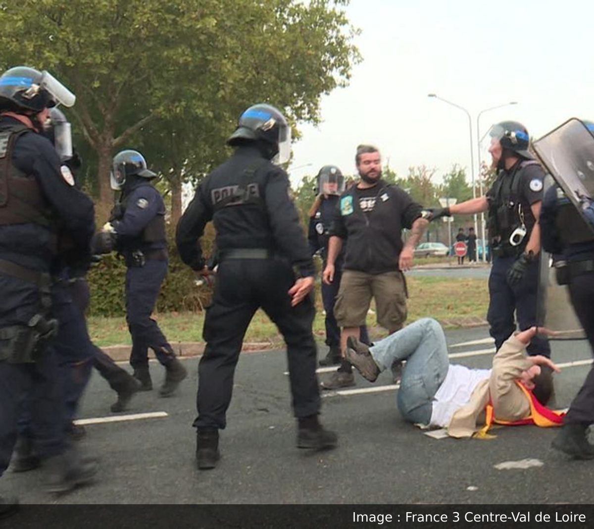 Image de la scène : À Orléans, un projectile visant un élu et une poubelle enflammée devant le lycée Voltaire, selon l'élu et France 3