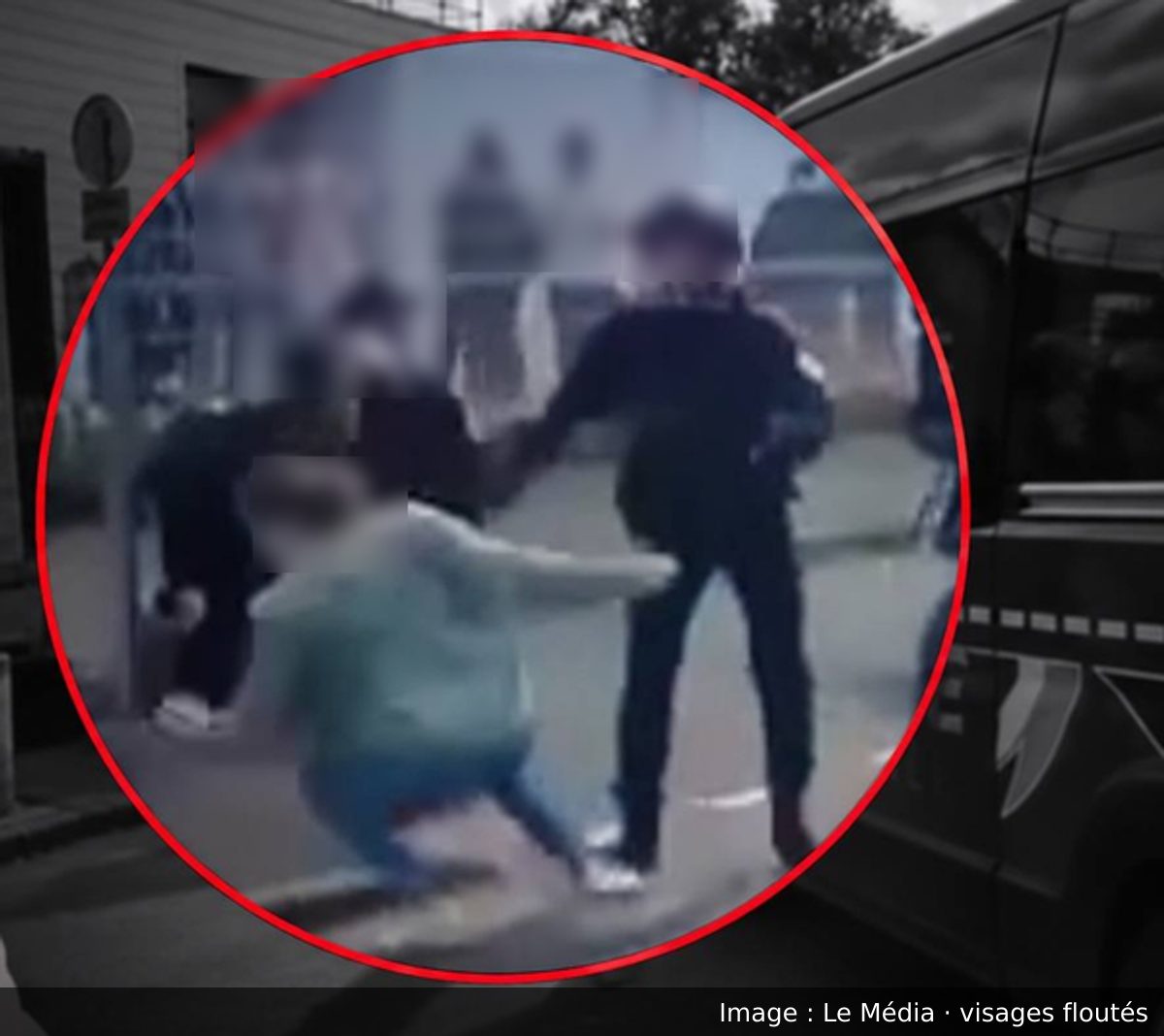 Image de la scène : À Sainte-Geneviève-des-Bois, un député diffuse la vidéo d'une chute devant des policiers ; une CPE de l'Essonne dit avoir été bousculée et gazée