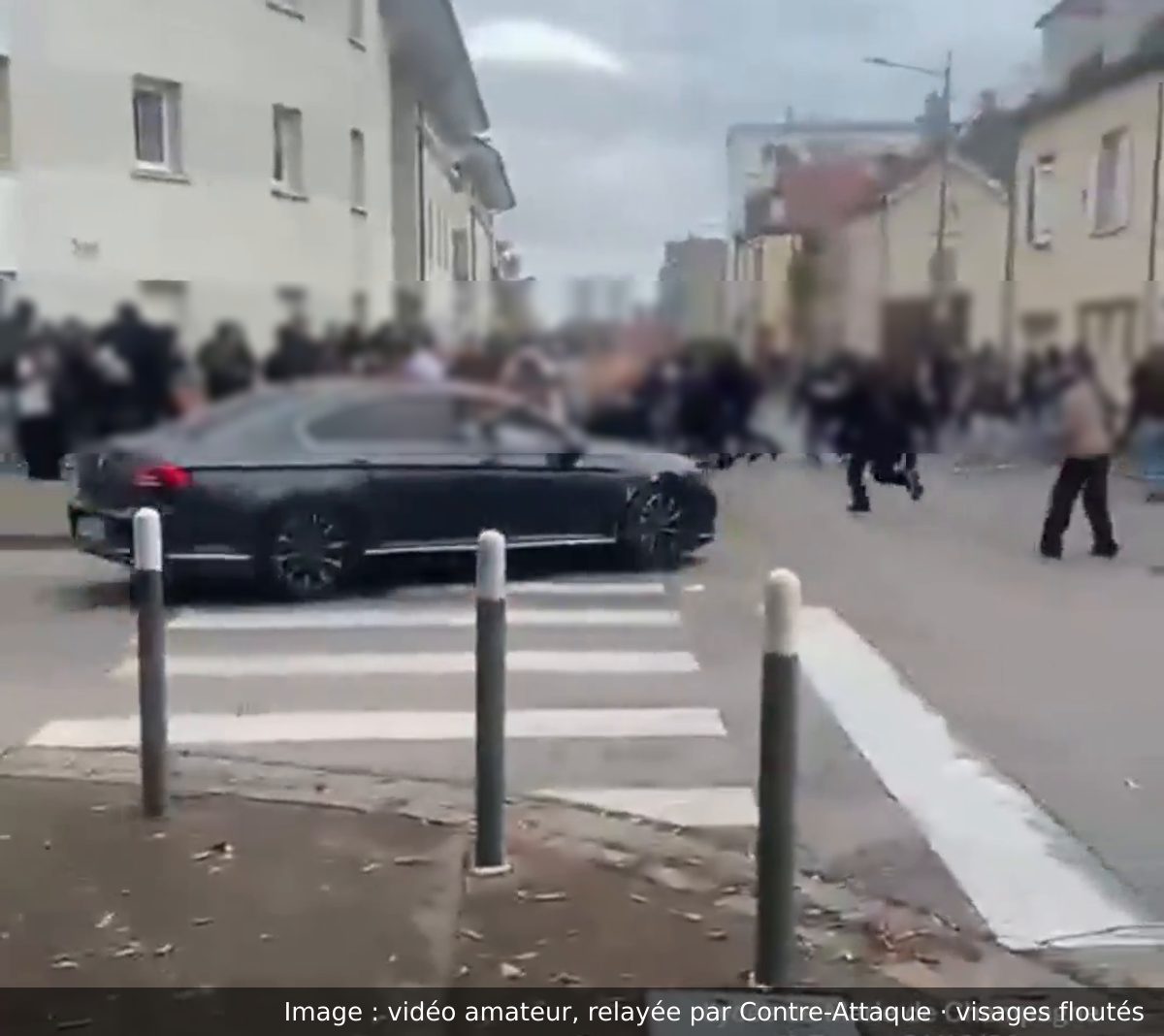 Image de la scène : À Troyes, une voiture de police banalisée fonce vers des jeunes en les gazant par ses vitres, près du lycée Marie-de-Champagne