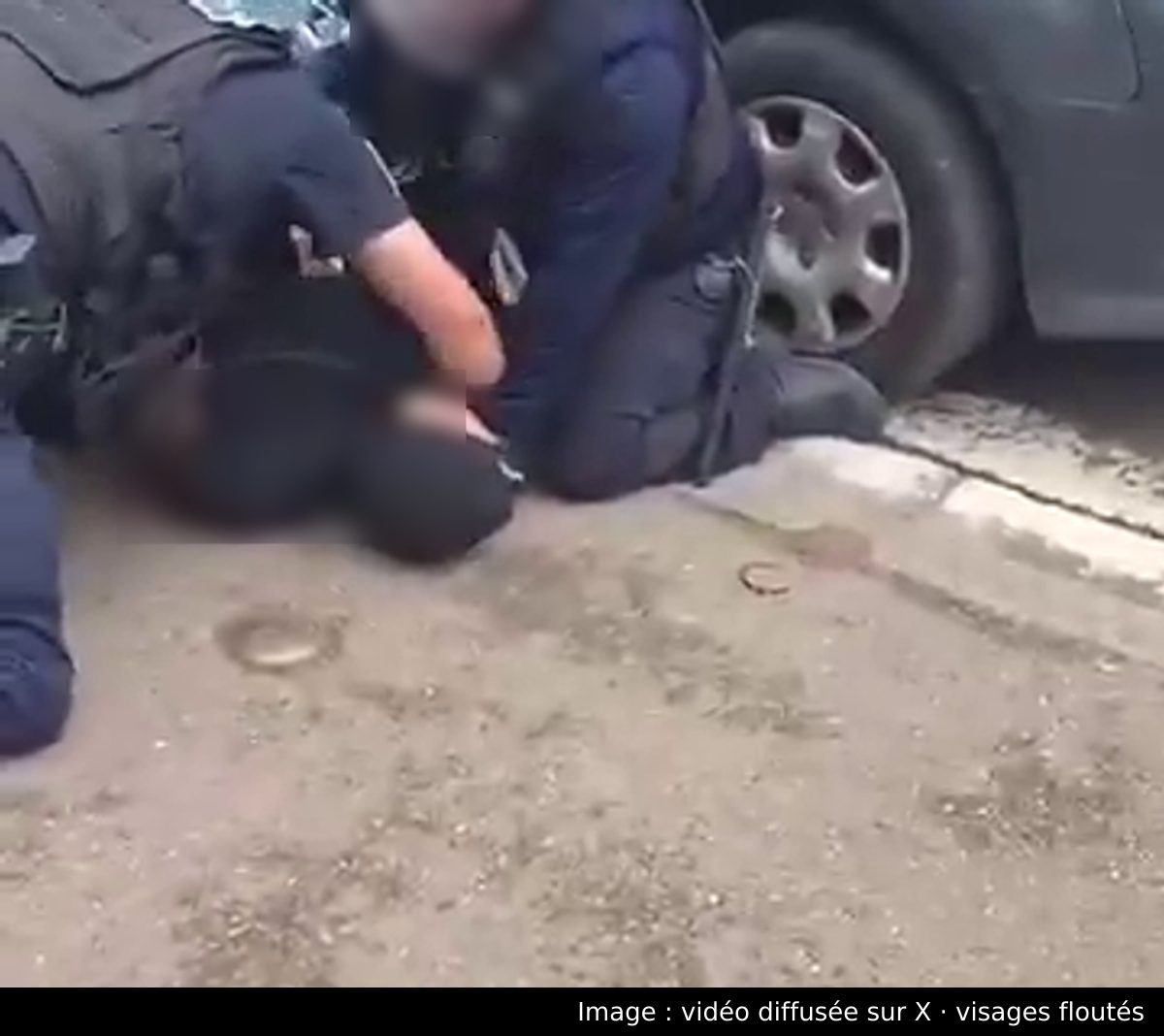 Image de la scène : Un jeune maintenu au sol par au moins quatre policiers à Vesoul, sur une vidéo publiée le 1er octobre