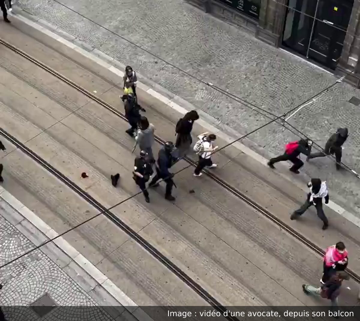 Image de la scène : À Clermont-Ferrand, une charge policière sur des lycéens filmée depuis un balcon