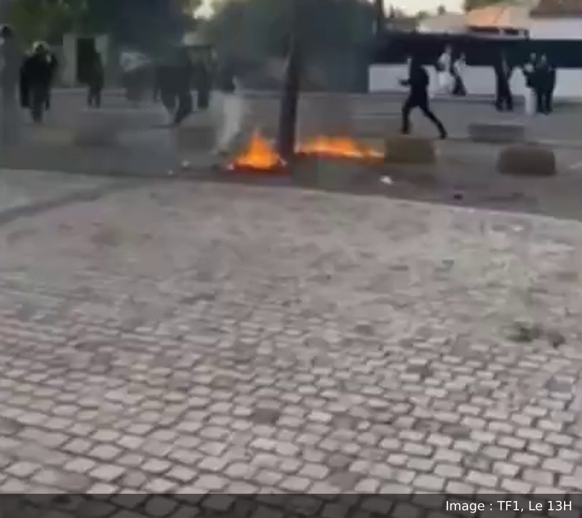 Image de la scène : Un professeur aspergé d'essence puis frappé d'un coup de pied devant le lycée de la Méditerranée, à La Ciotat