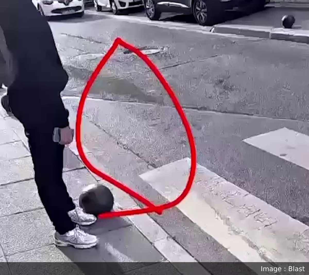 Image de la scène : Au Blanc-Mesnil (Seine-Saint-Denis), un lycéen aurait été percuté par un agent à moto devant un lycée bloqué, selon les enseignants