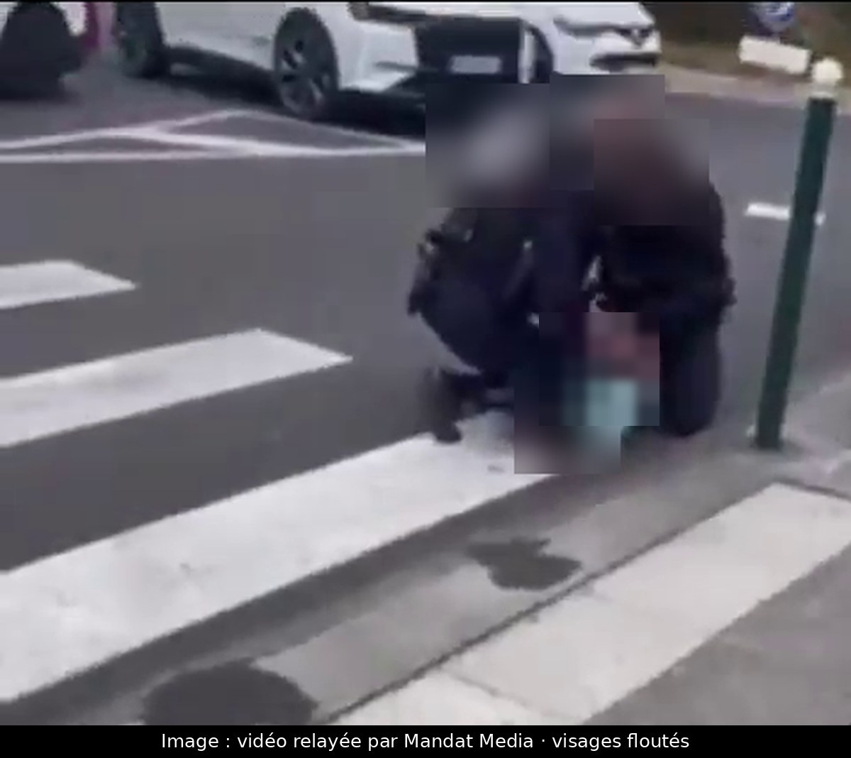 Image de la scène : Le Tampon (La Réunion) : un lycéen plaqué au sol devant le lycée Roland-Garros, un genou sur le cou selon l'UFR ; enquête ouverte