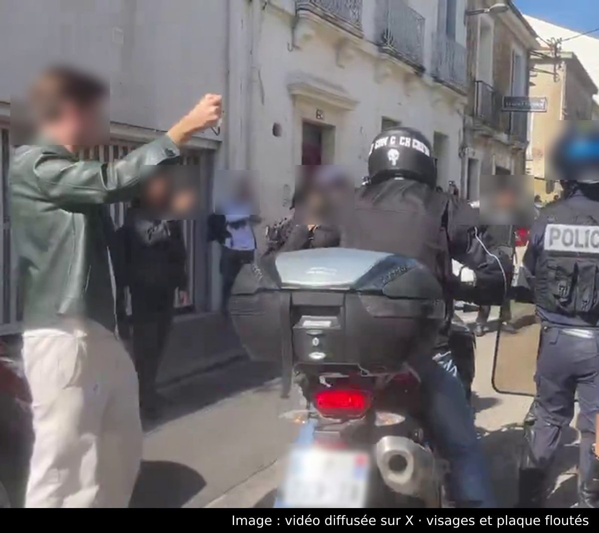 Image de la scène : À Montpellier, un journaliste qui filmait dit avoir été percuté par un policier à moto ; il porte plainte