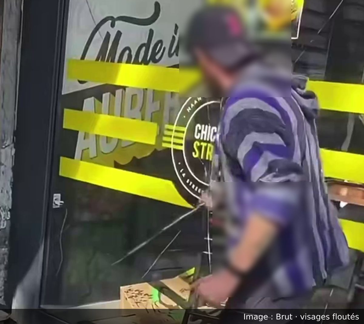 Image de la scène : À Aubervilliers, un homme présenté par Brut comme un policier en civil tente en vain de briser la vitre d'un fast-food où des lycéens se sont réfugiés