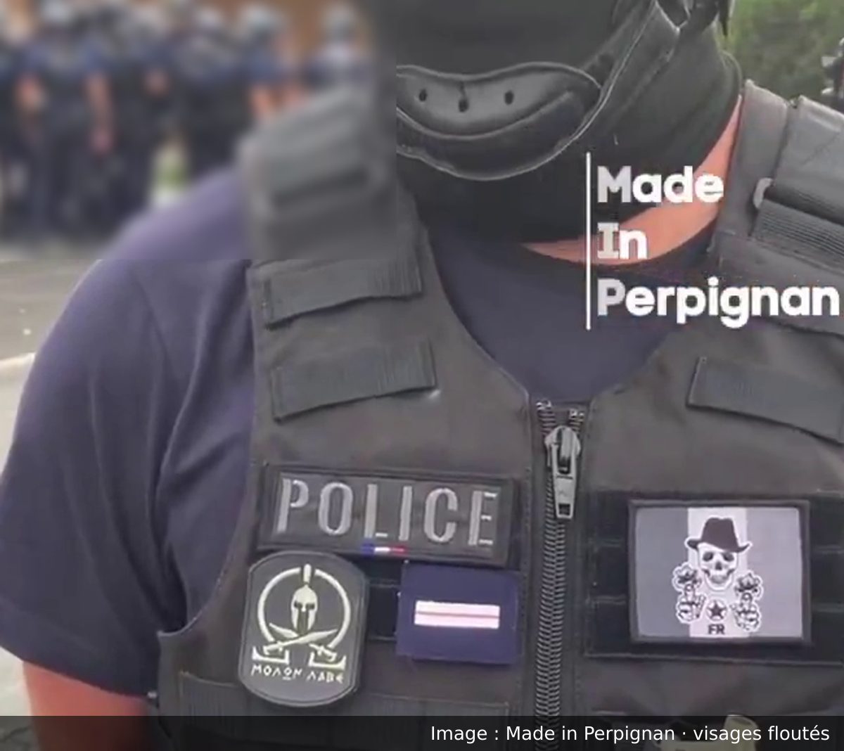 Image de la scène : À Perpignan, un policier sans RIO aux écussons dits d'ultradroite filmé tenant des propos racistes près d'un lycée
