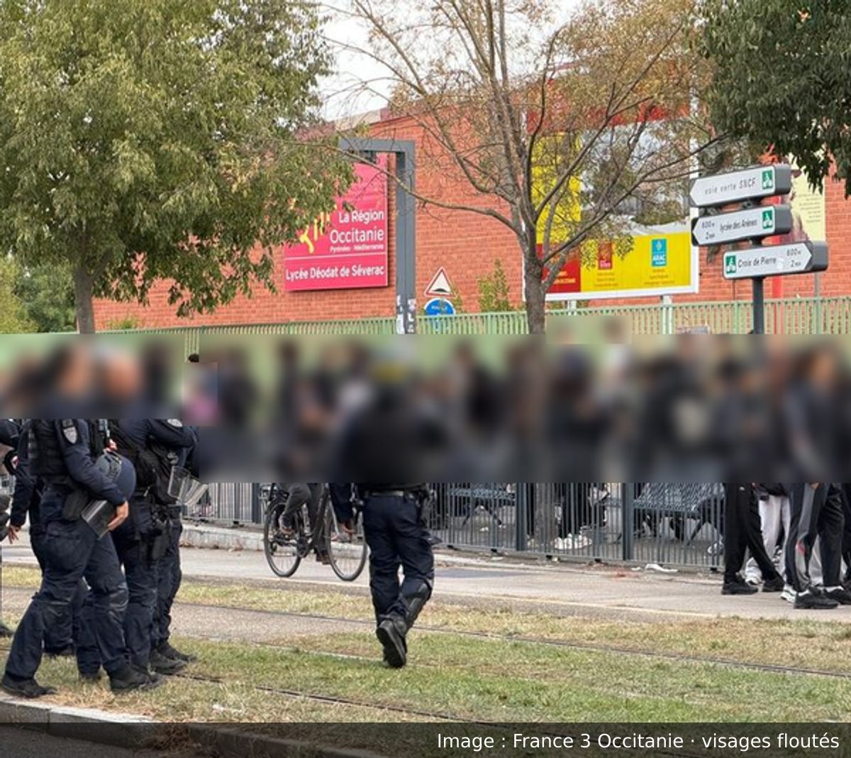 Image de la scène : Devant le lycée Déodat-de-Séverac à Toulouse, des interpellations filmées : policiers sans RIO et cagoulés, selon la vidéo