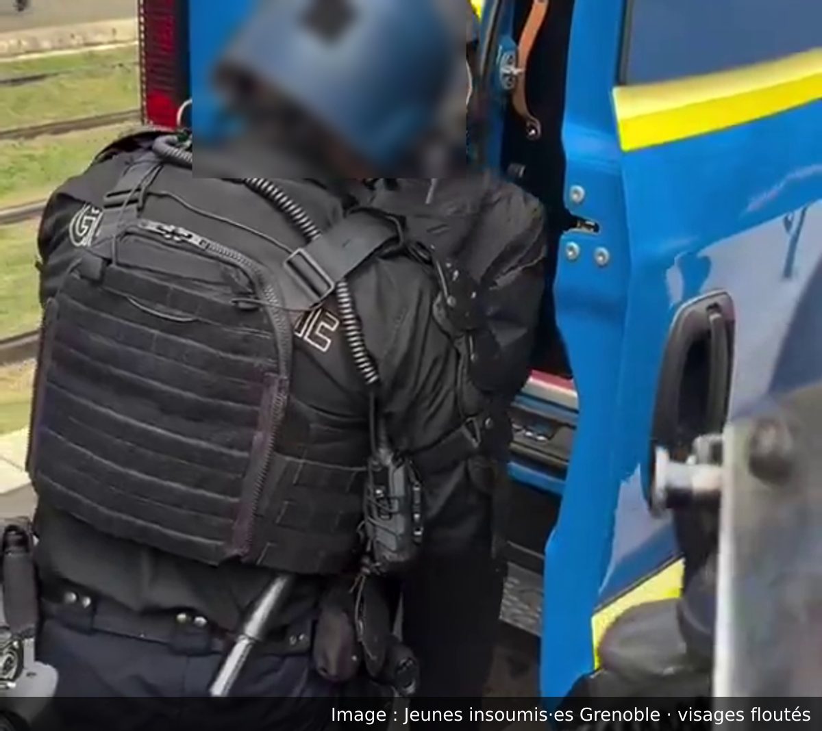 Image de la scène : Un jeune présenté comme ayant 13 ans menotté et embarqué par des gendarmes mobiles à Grenoble