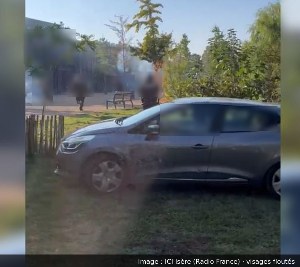 Image de la scène : À Bourgoin-Jallieu, une voiture de police banalisée roule vers des lycéens ; la police nie vouloir les percuter