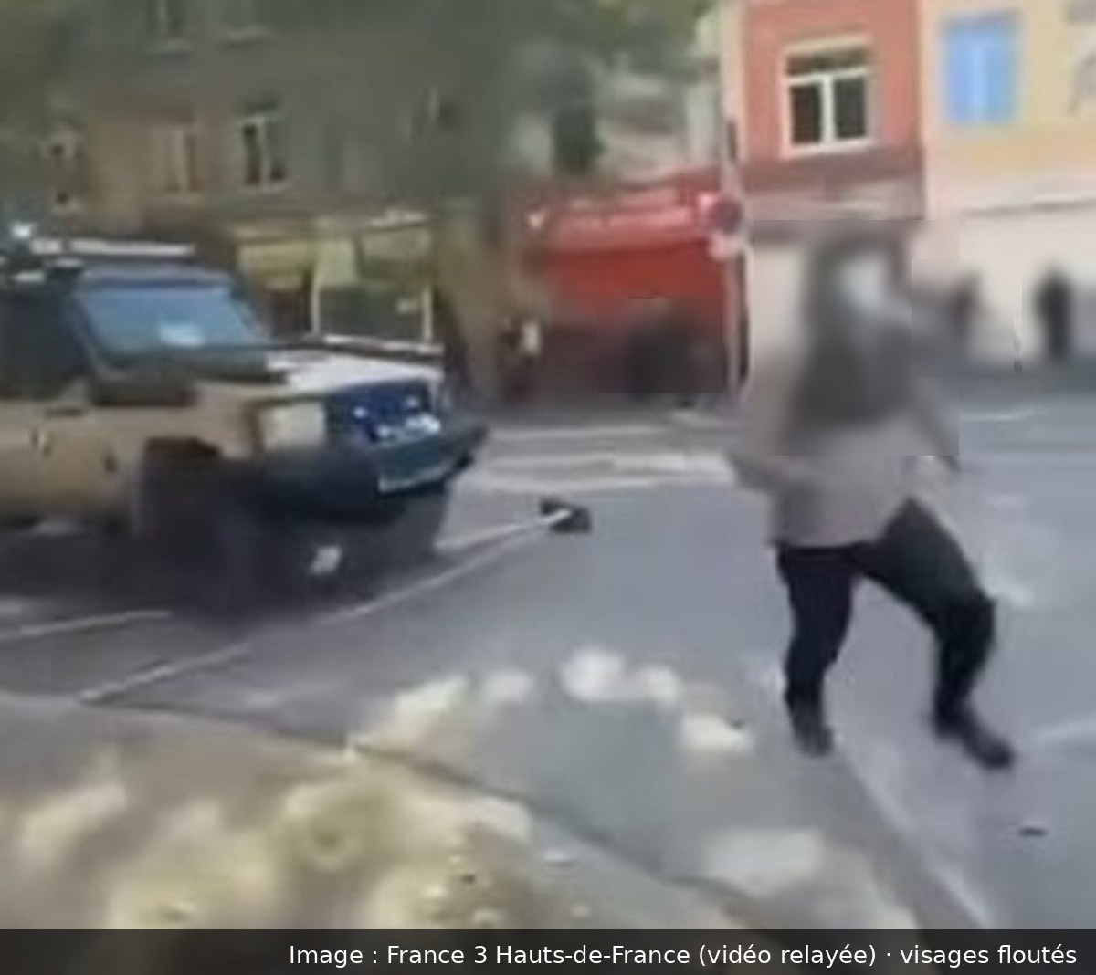 Image de la scène : À Dunkerque, un 4x4 de la police se dirige à vive allure vers des manifestants ; une adolescente de 14 ans porte plainte