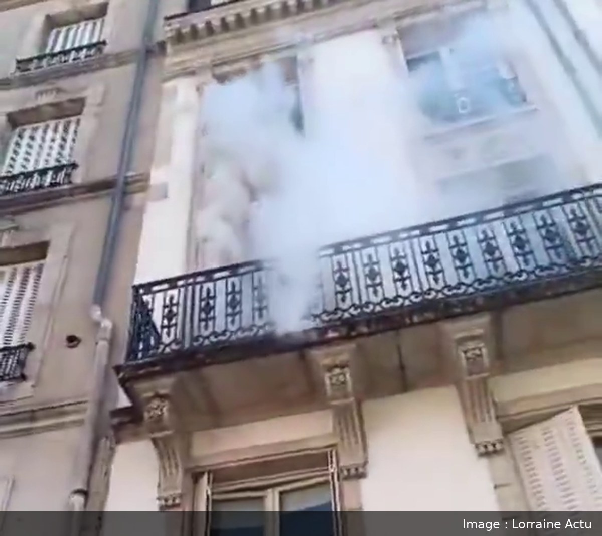 Image de la scène : À Nancy, une grenade lacrymogène de la police tombe sur le balcon d'un appartement, la fumée entre dans les logements