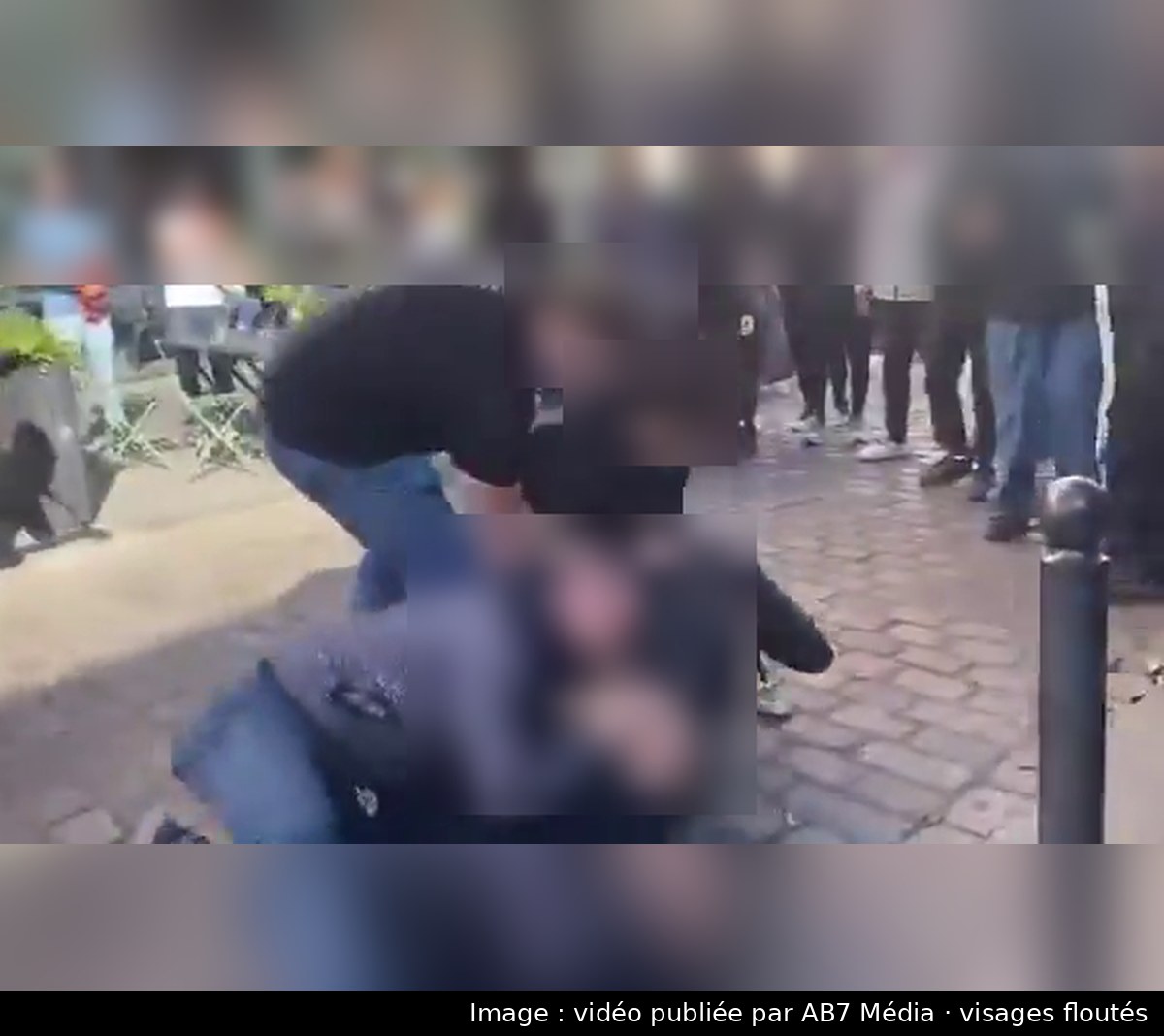 Image de la scène : Paris 19e : près du lycée Bergson, des policiers en civil plaquent un jeune au sol, l'un brandit une matraque