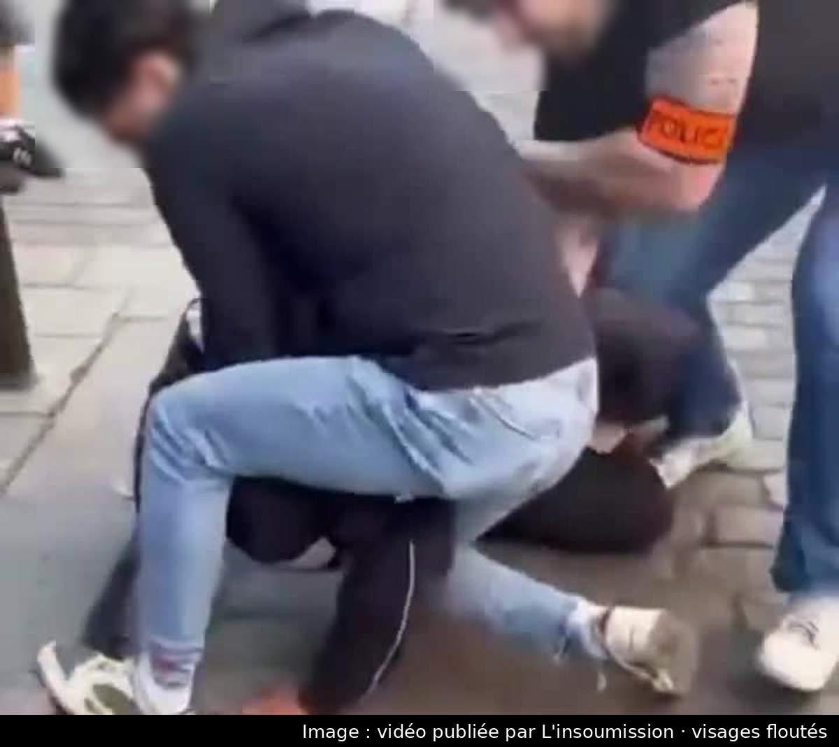 Image de la scène : Vincennes : un élève plaqué au sol par des policiers aux abords du lycée Hector-Berlioz, étranglé selon L'insoumission