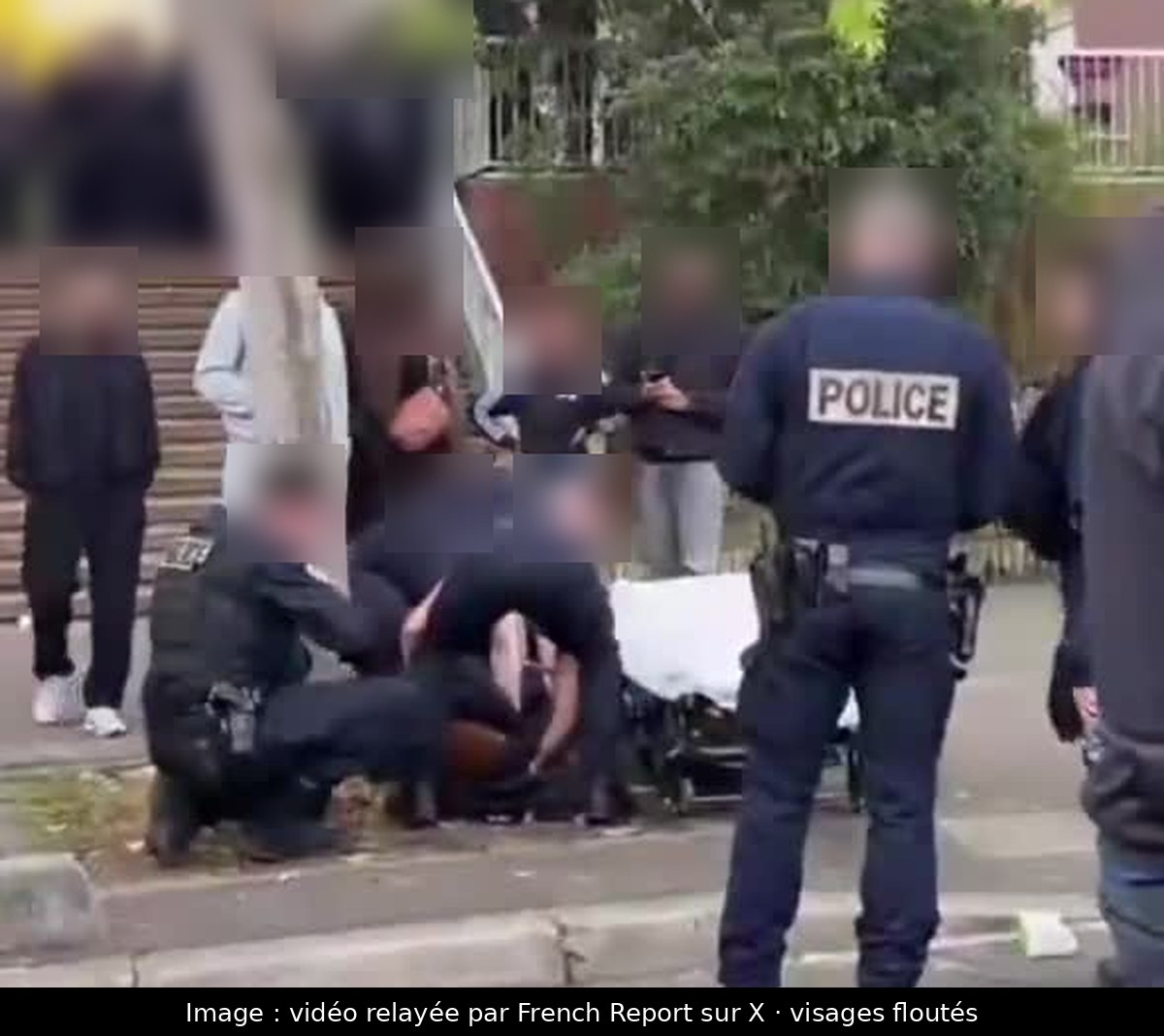 Image de la scène : À Noisy-le-Grand, un lycéen gazé lors de son interpellation, traîné dans un escalier puis hospitalisé après des convulsions