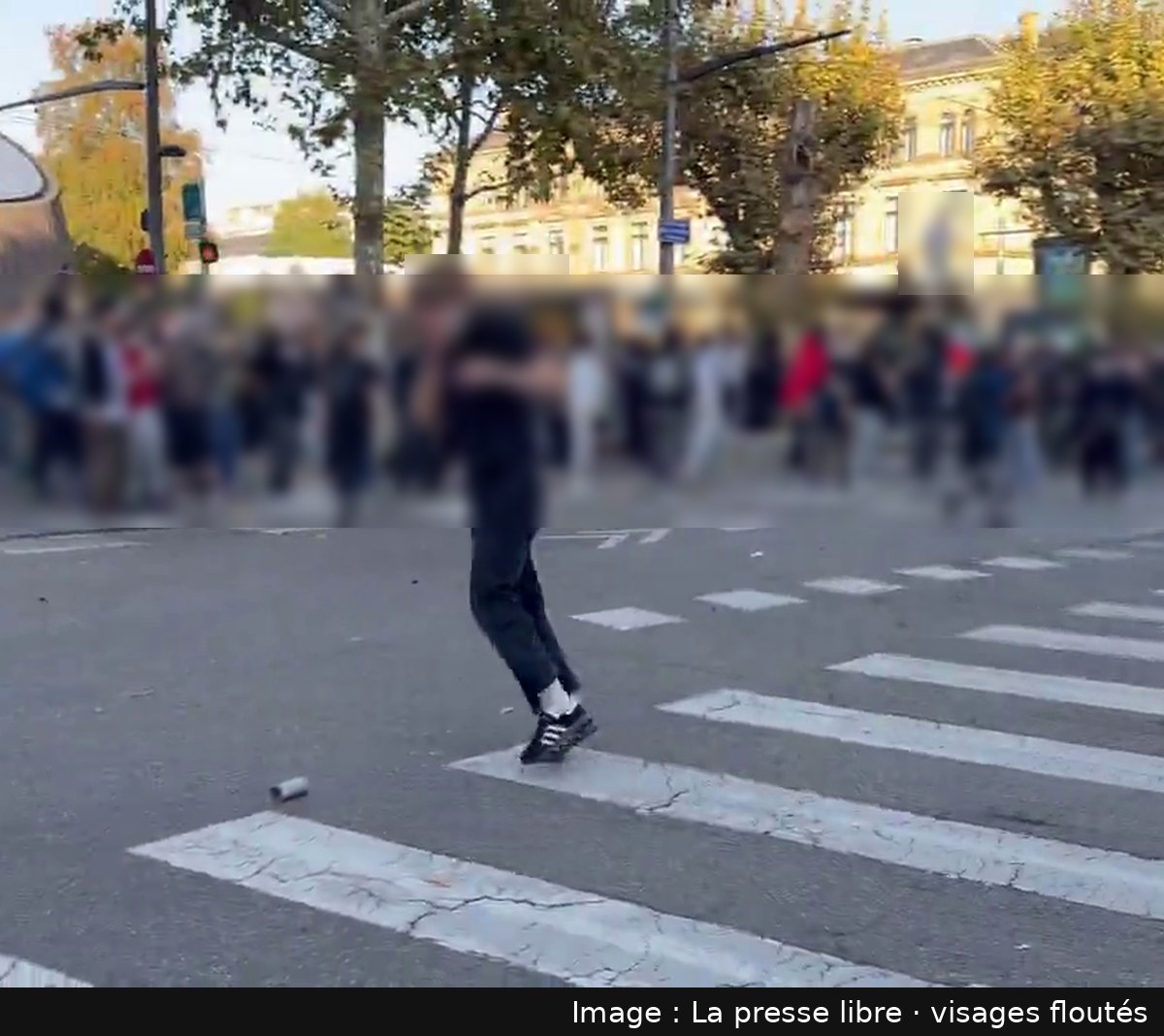 Image de la scène : À Strasbourg, un jeune manifestant touché à la bouche par un tir policier ; enquête ouverte sur un soupçon de LBD