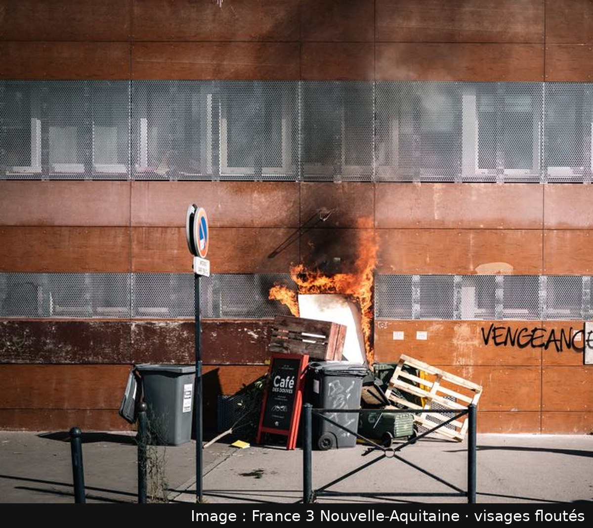 Image de la scène : À Bordeaux, le poste de police des Capucins incendié par un groupe cagoulé en marge de la manifestation lycéenne