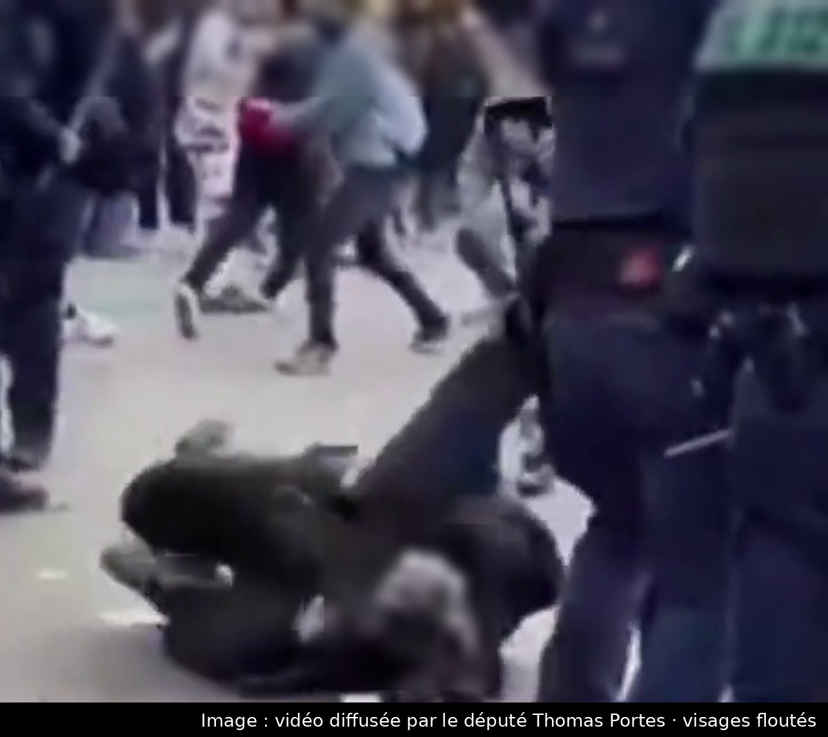 Image de la scène : Un policier filmé donnant un coup de pied vers la tête d'un manifestant au sol (lieu inconnu, vidéo datée du 8 octobre)