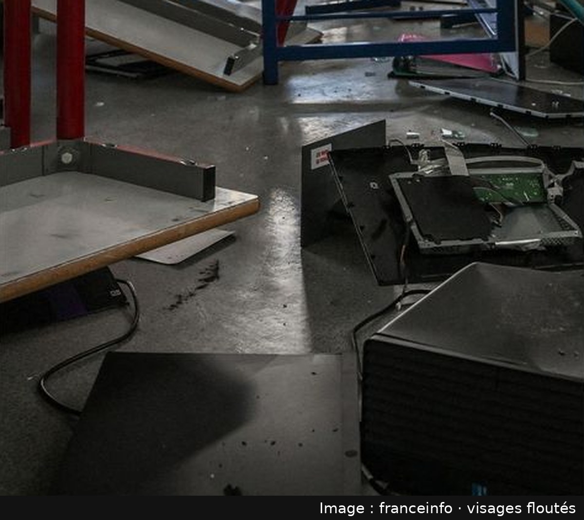 Image de la scène : À Lormont, le lycée Les Iris saccagé, avec un départ de feu, par un groupe cagoulé pendant la manifestation lycéenne