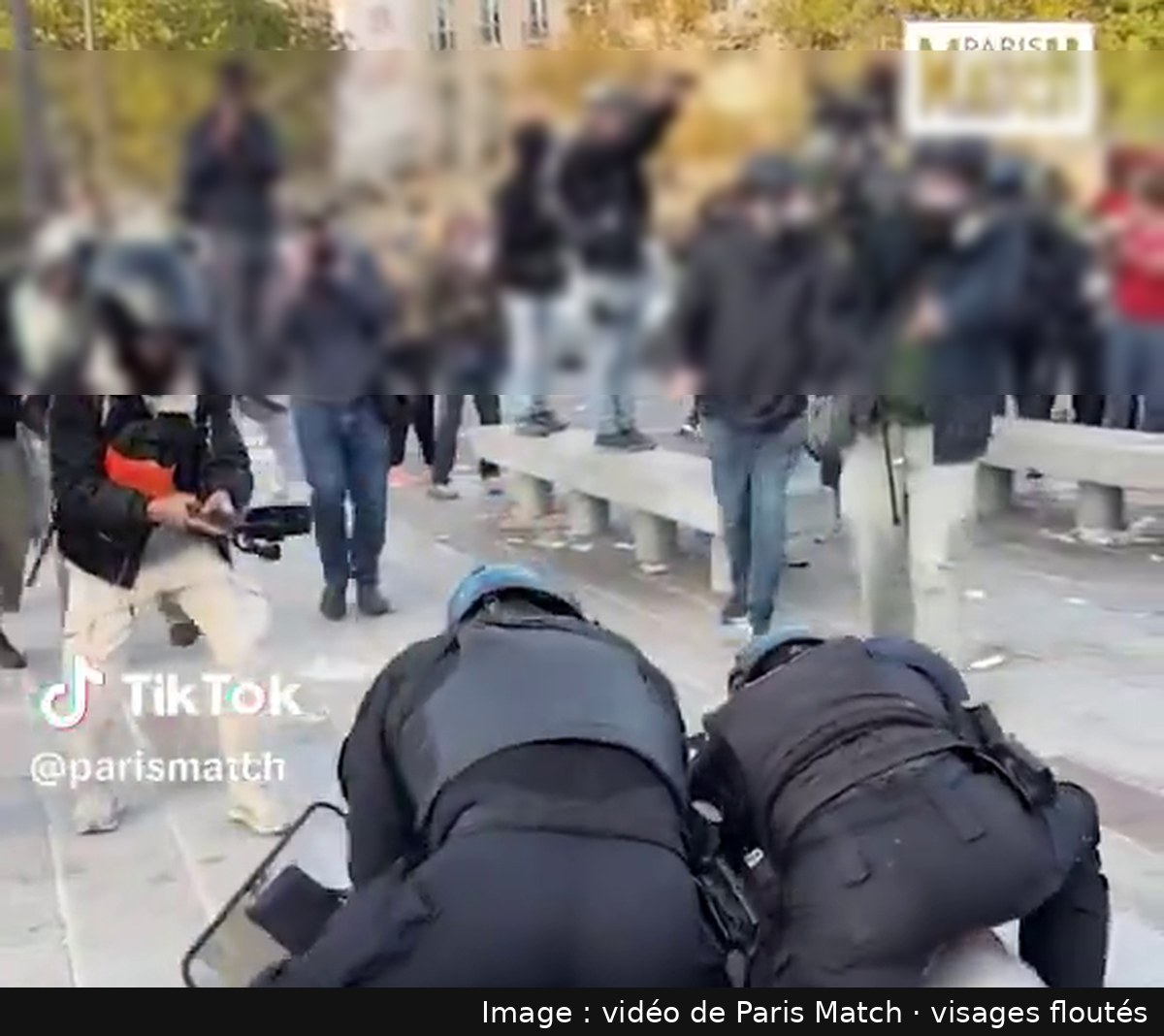 Image de la scène : À Paris, place de la Bastille, une vidéo semble montrer un policier donner un coup de genou au visage d'un manifestant