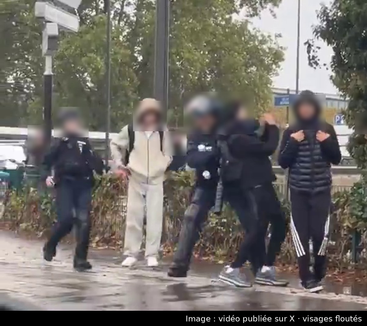 Image de la scène : À Strasbourg, un lycéen de 15 ans saisi par un policier et tiré en arrière après avoir demandé s'il pouvait passer