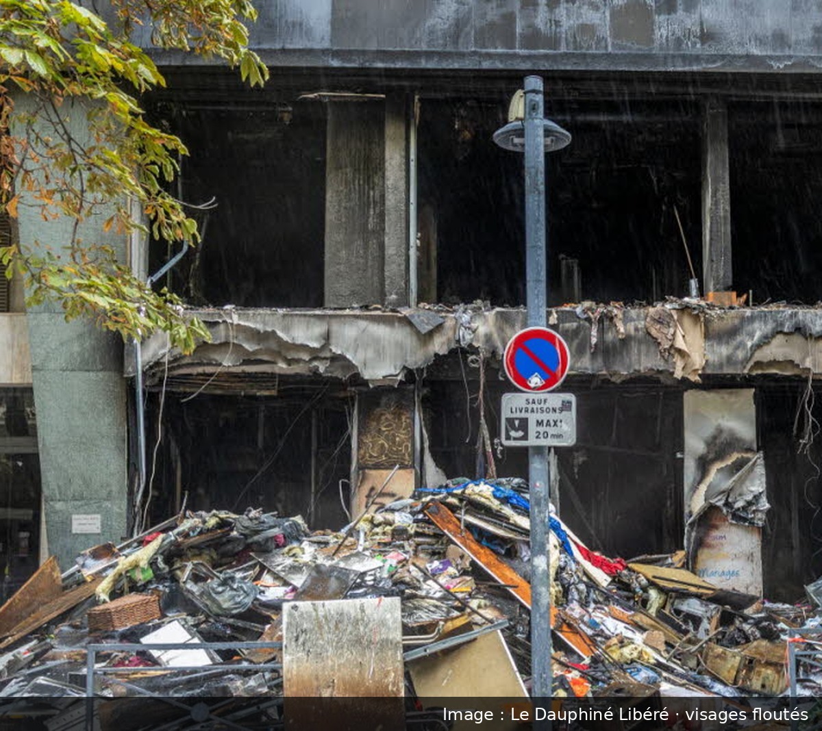 Image de la scène : À Grenoble, un magasin de fêtes pillé puis incendié le 17 octobre ; le feu gagne l'immeuble, habitants évacués