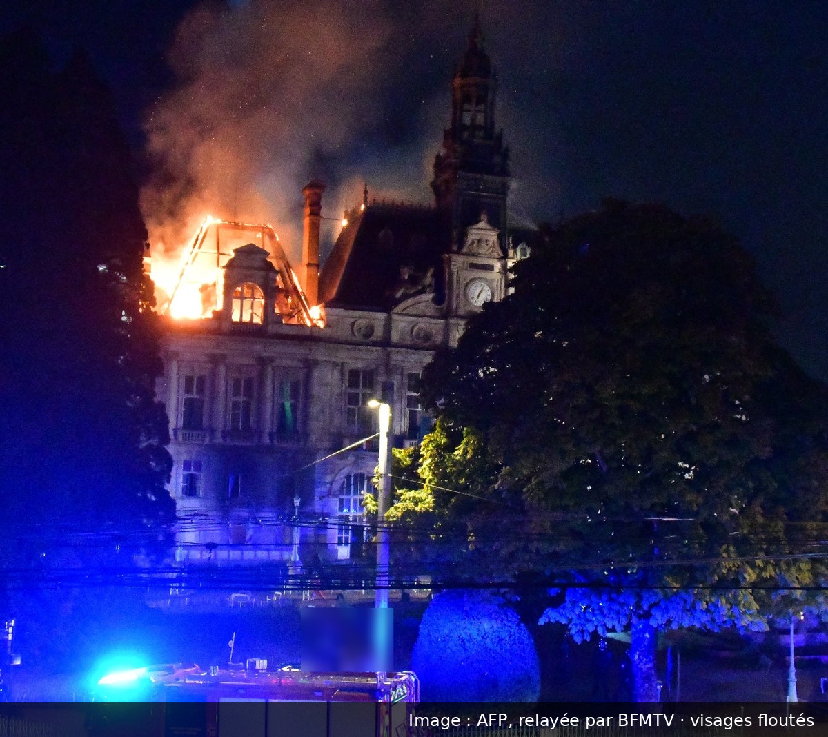 Image de la scène : À Limoges, l'hôtel de ville incendié en fin de manifestation le 17 octobre, toit et campanile effondrés