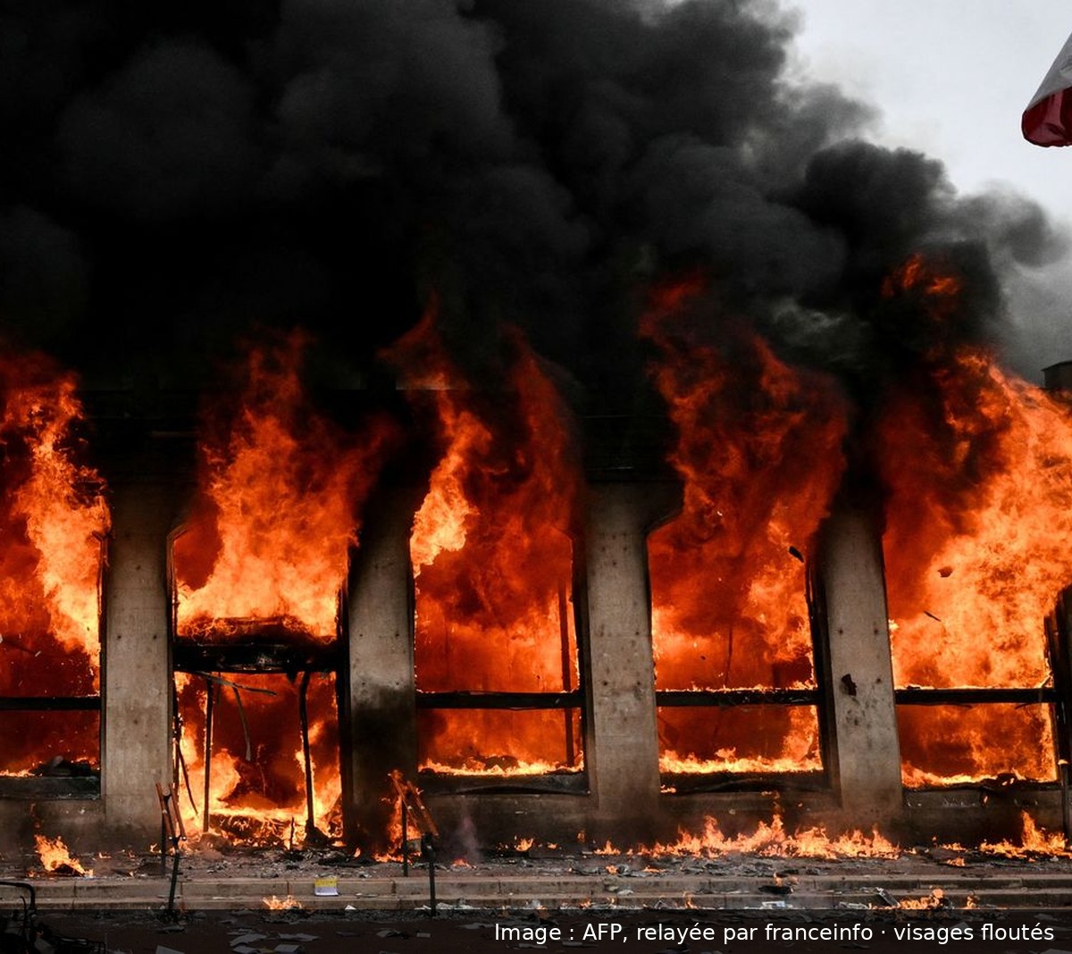 Image de la scène : À Lyon, l'office de tourisme de Bellecour saccagé et incendié le 17 octobre ; la Métropole le dit « détruit »