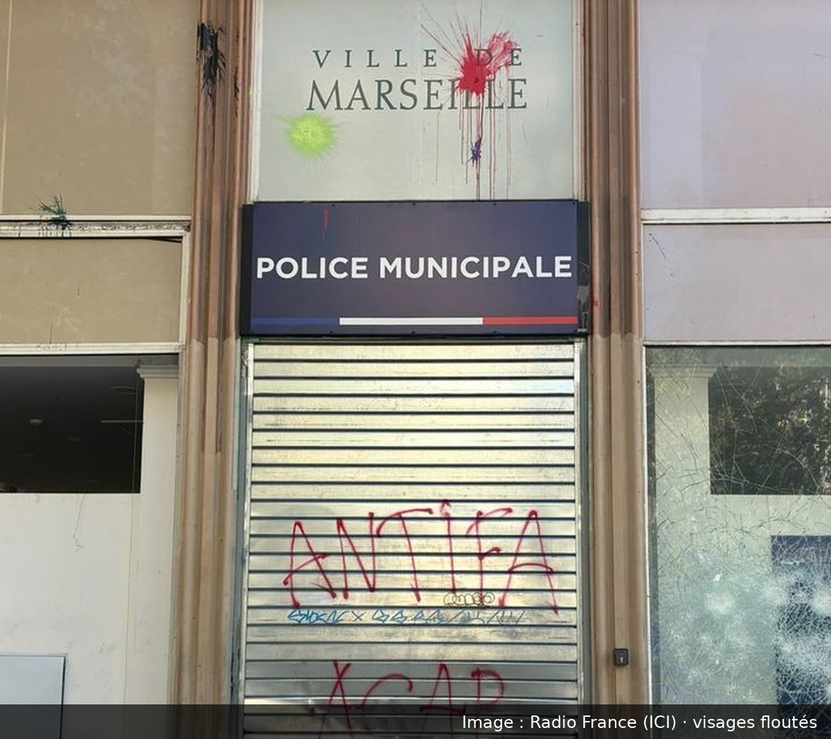 Image de la scène : À Marseille, le commissariat de la police municipale de la Canebière attaqué le 17 octobre (vitres brisées, fumigènes)