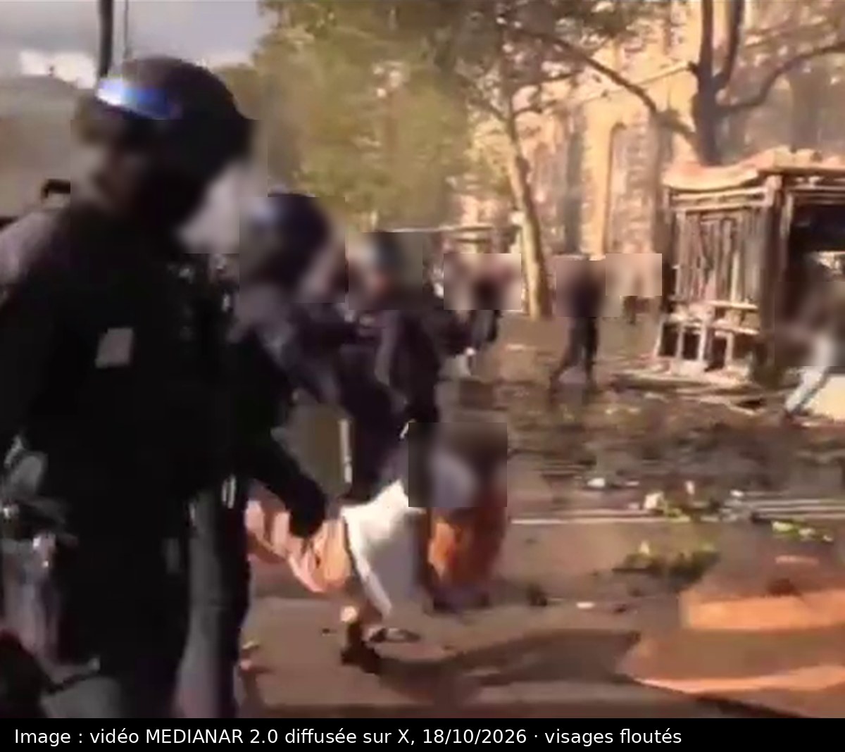 Image de la scène : Paris, place de la République : un homme saisi par-derrière, projeté au sol par un policier, puis traîné par les jambes
